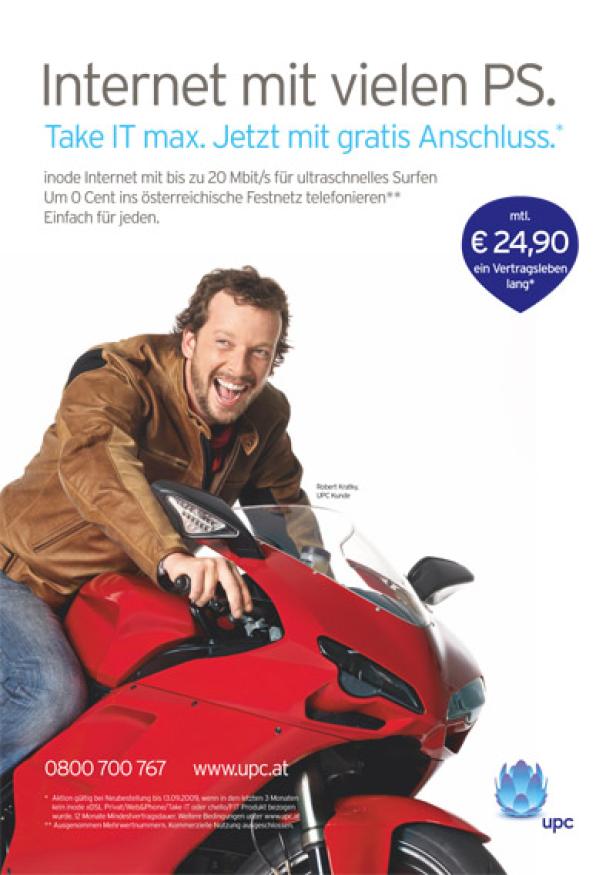 UPC Herbstkampagne mit Robert Krampagne/Freie Kreative Ein lächelnder Mann sitzt auf einem roten Motorrad; Werbung für UPC Internet.