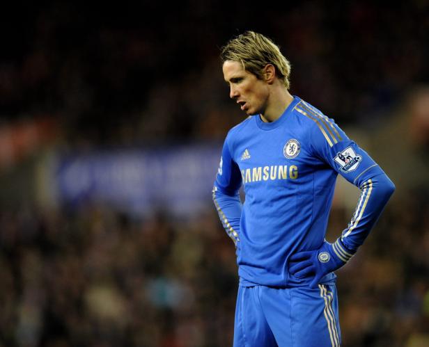 Fernando Torres im blauen Trikot des FC Chelsea mit den Händen in den Hüften.