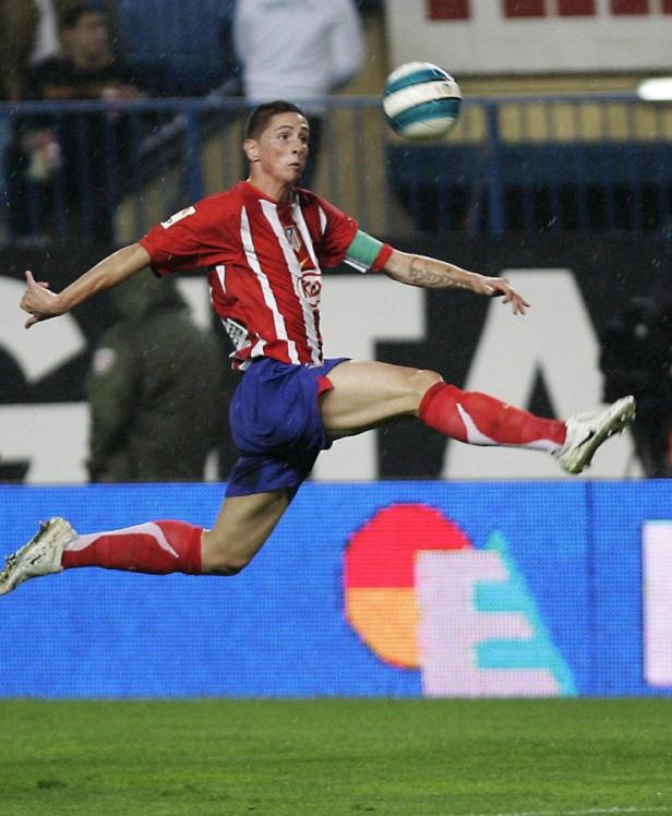 Fernando Torres springt, um einen Fußball zu spielen.