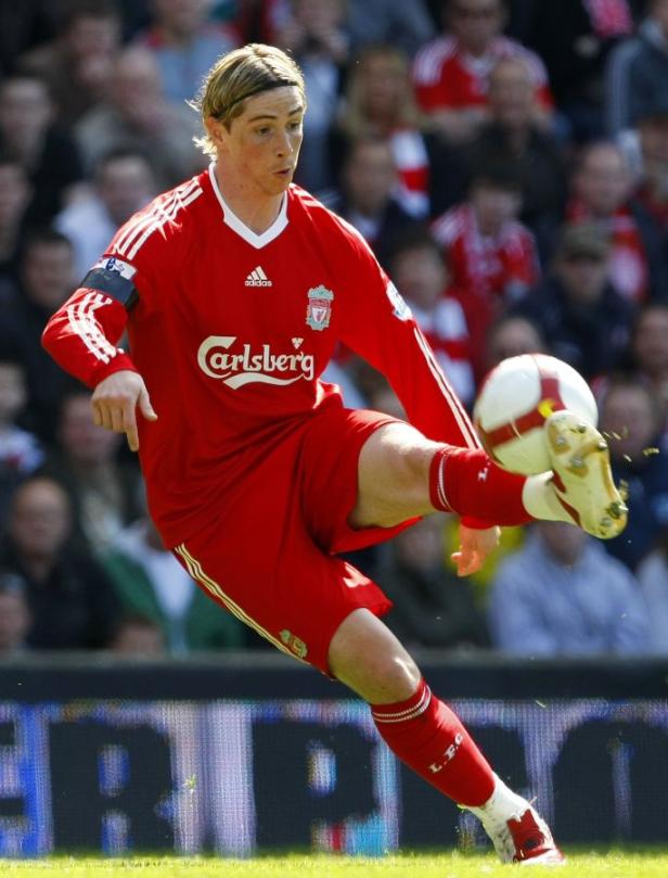 Fernando Torres schießt den Ball während eines Fußballspiels.