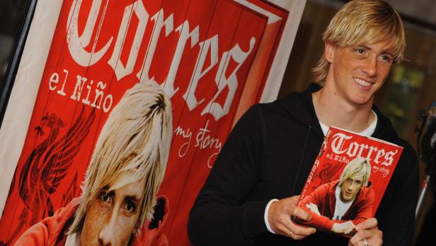 Fernando Torres präsentiert sein Buch „Torres: El Niño, My Story“.