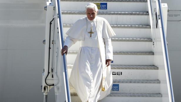 Pope Benedict XVI alights from his plane at the en Papst kommt, Kubas Gefängnisse öffnen sich