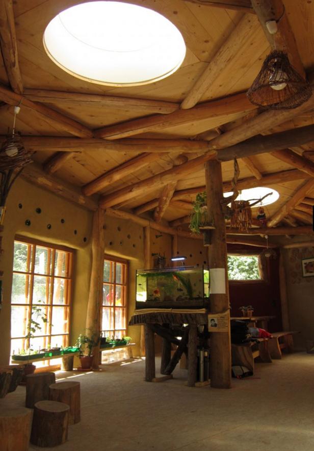 Ein Innenraum mit Holzbalkendecke, Oberlicht und einem Aquarium.