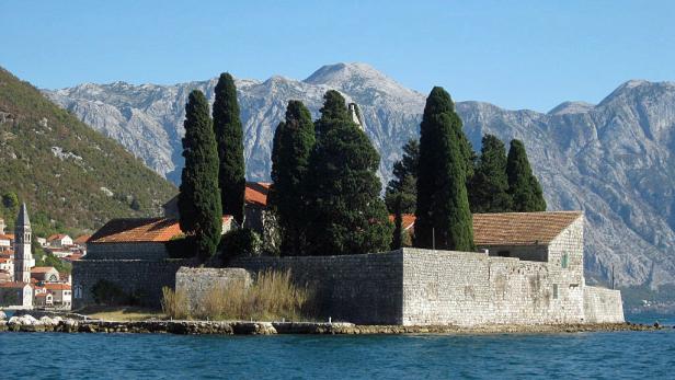 Noble Yacht-Welt im Hafen von Montenegro