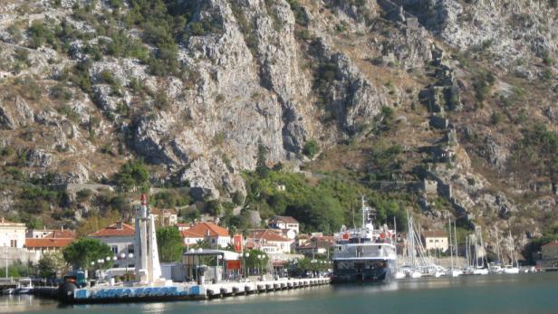 Noble Yacht-Welt im Hafen von Montenegro