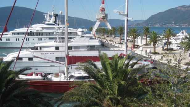 Noble Yacht-Welt im Hafen von Montenegro