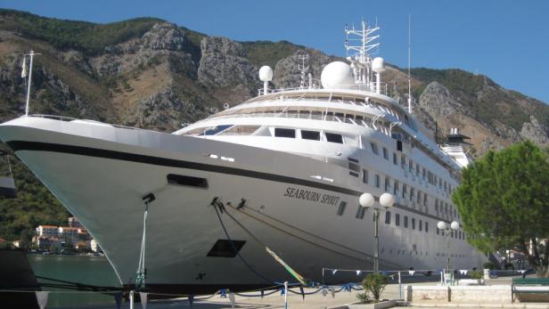 Noble Yacht-Welt im Hafen von Montenegro