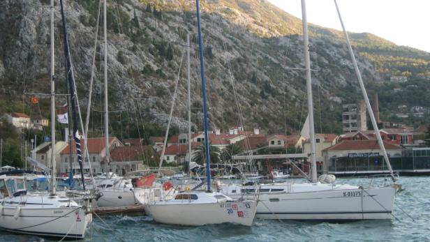 Noble Yacht-Welt im Hafen von Montenegro