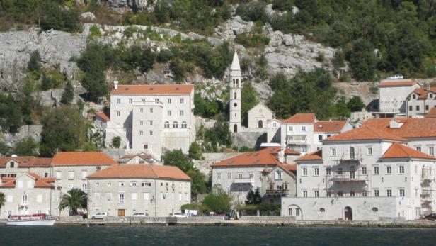 Noble Yacht-Welt im Hafen von Montenegro