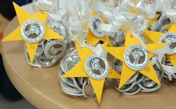 Mitgebsel der Sternenschule mit gelbem Stern und Giraffen-Button in Plastik verpackt.