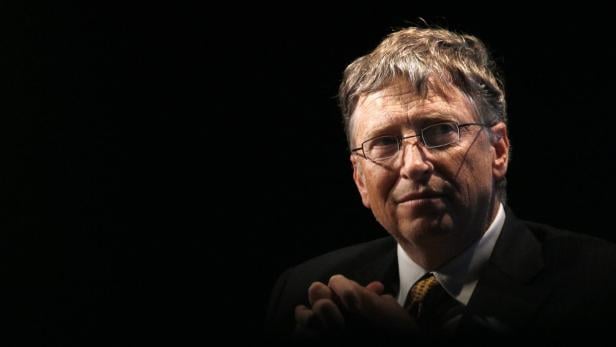 Ein Porträt von Bill Gates vor einem dunklen Hintergrund.