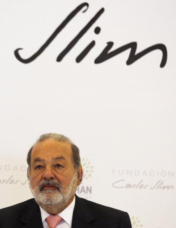 Carlos Slim vor einem Hintergrund mit seinem Namenszug.