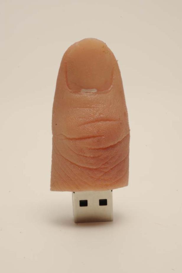 Ein USB-Stick in Form eines Daumens.