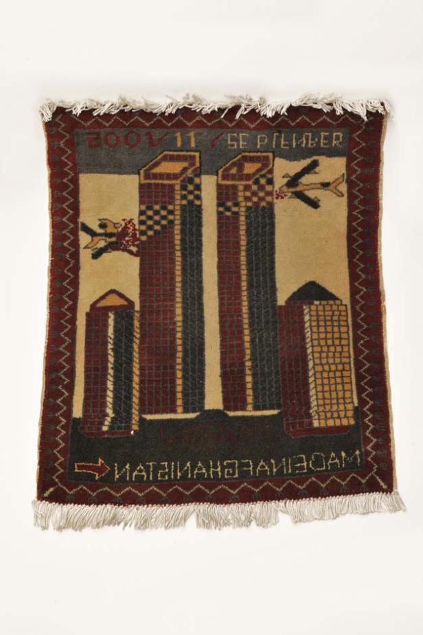 Ein afghanischer Teppich, der die Anschläge vom 11. September auf das World Trade Center darstellt.