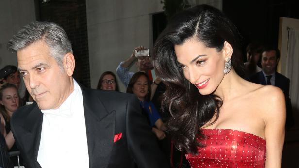George und Amal Clooney posieren auf dem roten Teppich.