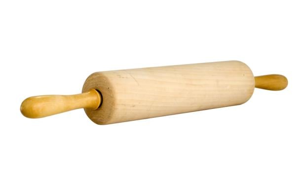 Ein hölzerner Nudelholz liegt auf einem weißen Hintergrund.