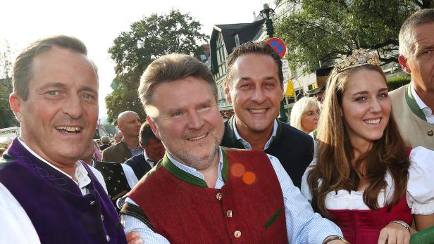 Eine Gruppe von Menschen in Tracht, darunter eine junge Frau mit einer Krone.