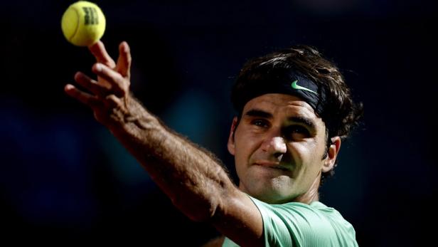Roger Federer balanciert einen Tennisball auf seinem Finger.
