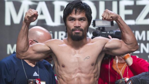 Manny Pacquiao spannt seine Muskeln bei einer Veranstaltung an.