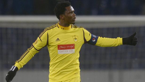 Ein Fußballspieler in gelber Spielkleidung gibt ein positives Zeichen.