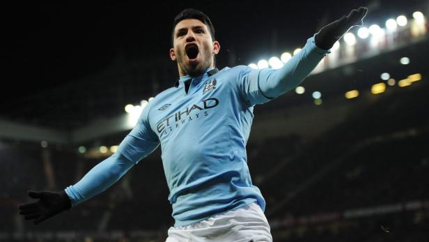 Sergio Agüero jubelt in seinem Manchester City Trikot mit ausgestreckten Armen.