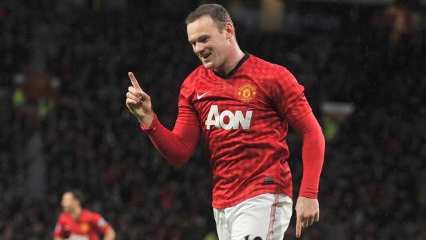 Wayne Rooney im Trikot von Manchester United jubelt mit erhobenem Zeigefinger.