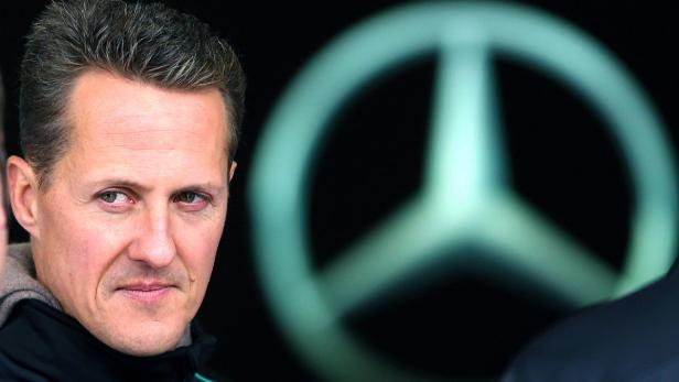 Michael Schumacher vor einem Mercedes-Logo.