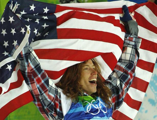Shaun White feiert mit der US-amerikanischen Flagge bei den Olympischen Winterspielen.
