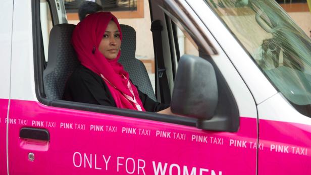 Pakistan: Warum Frauen jetzt mit pinken Taxis fahren
