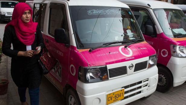 Pakistan: Warum Frauen jetzt mit pinken Taxis fahren