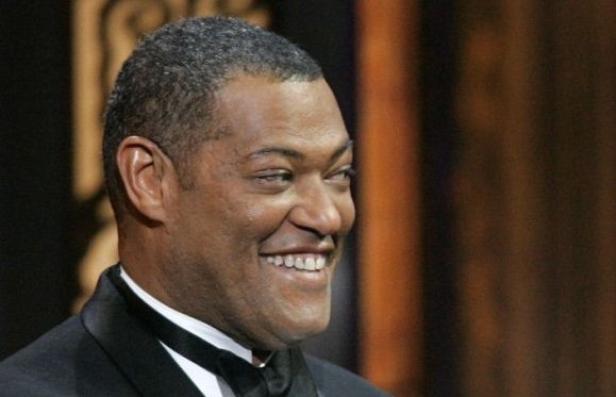 Im Bild: Laurence Fishburne Ein lächelnder Laurence Fishburne im Profil vor einem dunklen Hintergrund.