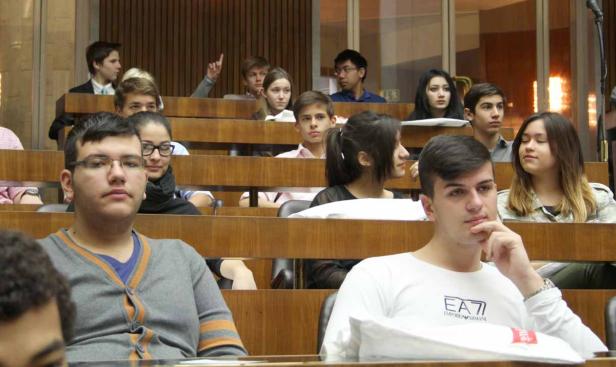 Eine Gruppe von Studenten sitzt in einem Hörsaal.