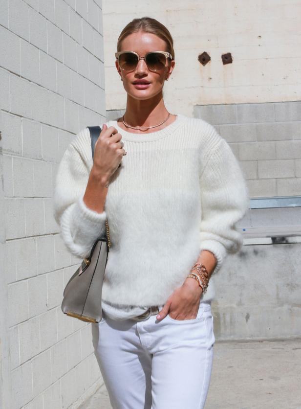Rosie Huntington-Whiteley trägt einen weißen Pullover und eine Sonnenbrille.