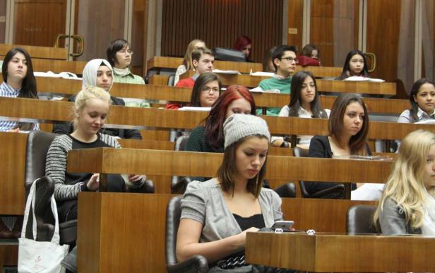 Ein Hörsaal mit Studierenden während einer Vorlesung.