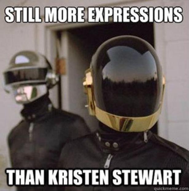 Zwei Personen mit Helmen, die an Daft Punk erinnern.