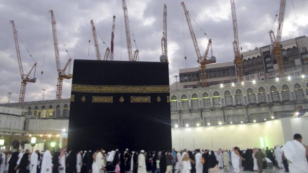 Pilger umrunden die Kaaba in Mekka vor dem Hintergrund von Baukränen.