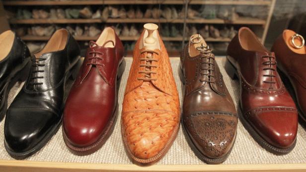 Eine Reihe verschiedener Lederschuhe stehen in einem Schuhgeschäft.