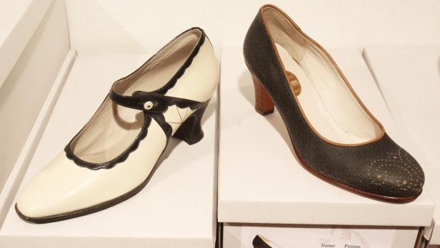 Zwei Vintage-Damenschuhe stehen auf weißen Schuhkartons.