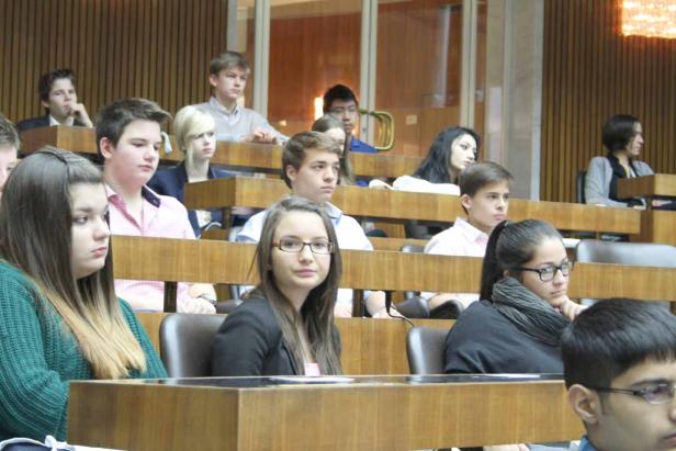 Eine Gruppe von Studenten sitzt in einem Hörsaal.