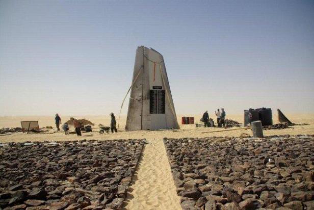 Ein Flugzeug-Denkmal in der Wüste
