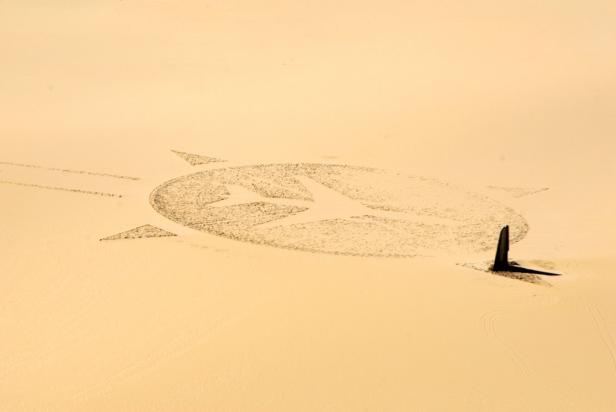 Ein Flugzeug-Denkmal in der Wüste