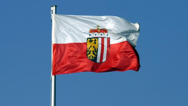 Die rot-weiße Flagge von Oberösterreich weht im Wind.