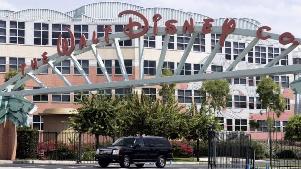 Das Walt Disney Company Firmenschild vor einem Bürogebäude.