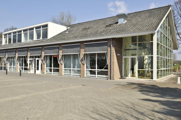 Das Futurum Haren, ein Veranstaltungsort mit Glasfassade und Ziegeldach.