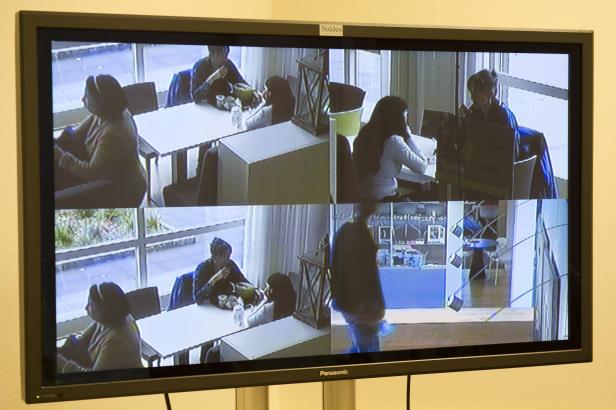 Ein Bildschirm zeigt Videoaufnahmen von Personen in verschiedenen Räumen.