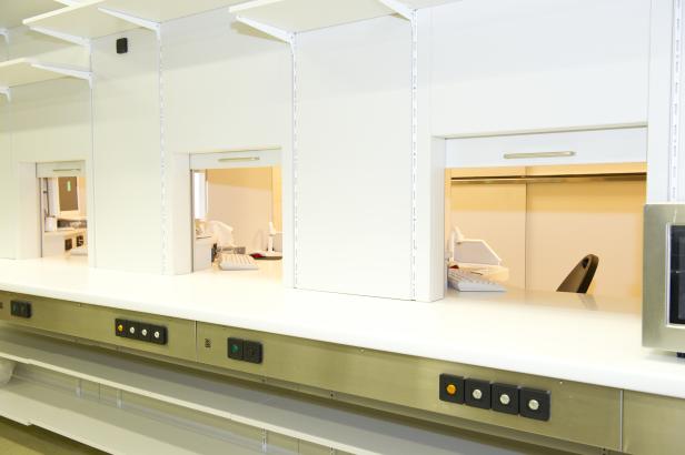 Ein Tresen mit mehreren Durchreichen in einem hellen Raum.