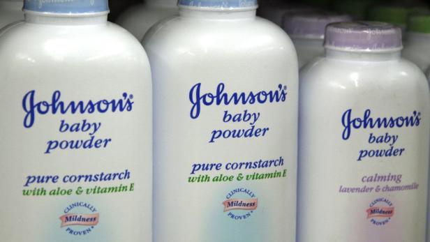 Mehrere Flaschen Johnson's Babypuder in verschiedenen Varianten stehen nebeneinander.