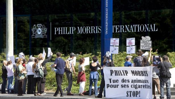 Demonstranten protestieren vor dem Hauptsitz von Philip Morris International gegen Tierversuche.