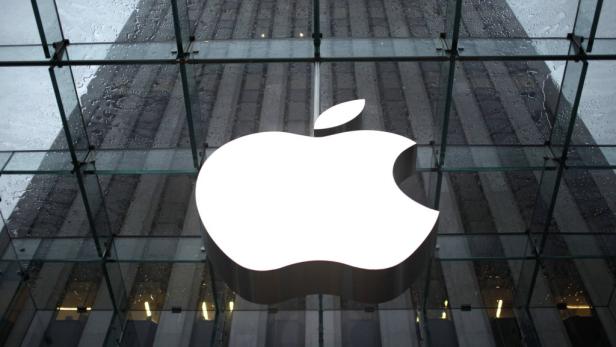 Das Apple-Logo an einem verregneten Gebäude in New York City.