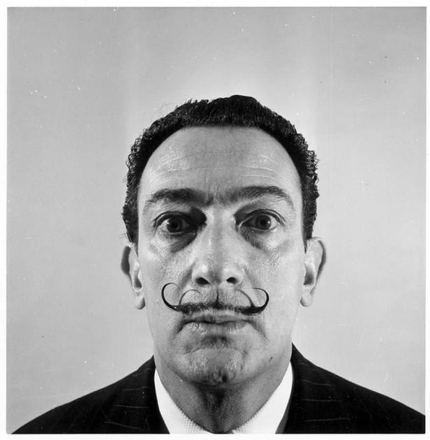 Schwarzweißporträt von Salvador Dalí mit seinem charakteristischen Schnurrbart.